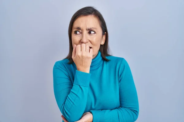 Middle Age Hispanic Woman Standing Isolated Background Looking Stressed Nervous — Fotografia de Stock