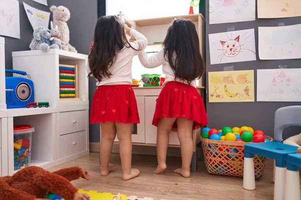 유치원에서 주방에서 스러운 쌍동이 소녀들 — 스톡 사진