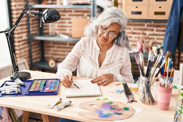 Middle Age Woman Artist Drawing Notebook Art Studio — Stok fotoğraf