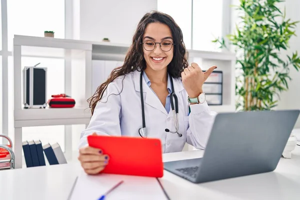 Young Doctor Woman Working Online Appointment Pointing Thumb Side Smiling — Stockfoto
