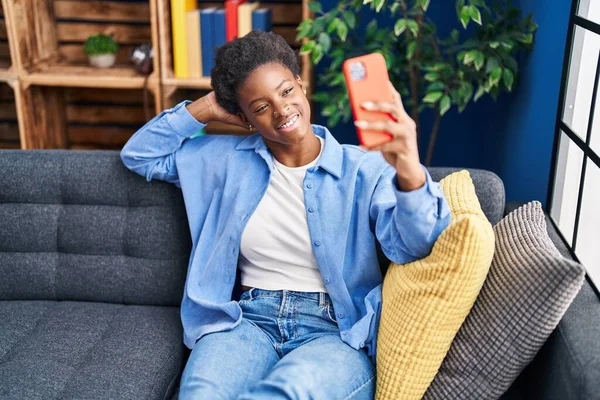 African American Woman Making Selfie Smartphone Sitting Sofa Home — Foto de Stock