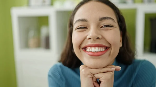 Νέα Όμορφη Ισπανόφωνη Γυναίκα Χαμογελά Αυτοπεποίθηση Κάθεται Στο Τραπέζι Στο — Φωτογραφία Αρχείου