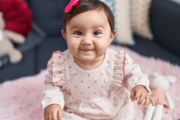 Schattige Spaanse Baby Glimlachend Zelfverzekerd Zittend Bank Thuis — Stockfoto