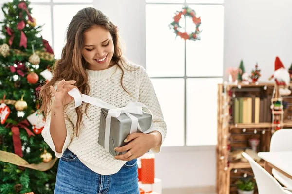 Jovem Bela Mulher Hispânica Sorrindo Confiante Desembalar Presente Natal Casa — Fotografia de Stock