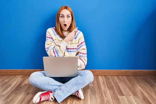 Jonge Vrouw Met Behulp Van Laptop Thuis Zitten Vloer Verrast — Stockfoto