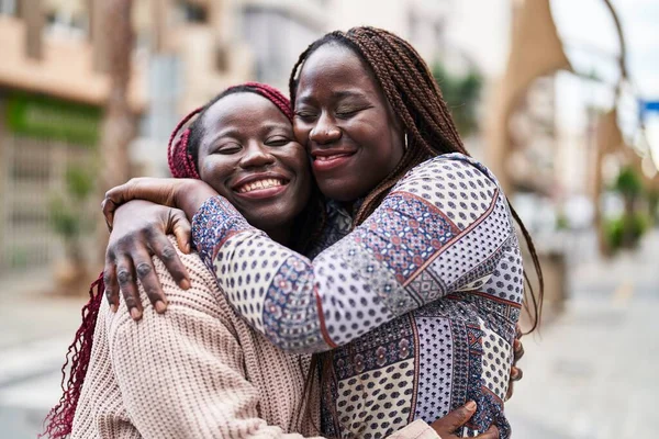 Afrikaans Amerikaanse Vrouwen Vrienden Glimlachen Zelfverzekerd Knuffelen Elkaar Straat — Stockfoto