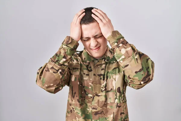 Joven Vestido Con Camuflaje Uniforme Del Ejército Que Sufre Dolor —  Fotos de Stock
