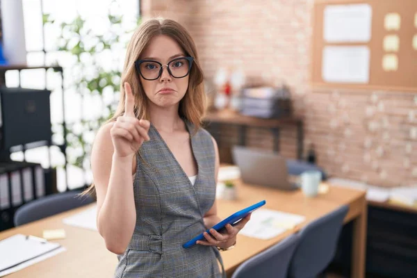 Ofiste Çalışan Beyaz Bir Kadın Gözlük Takıyor Üzgün Üzgün Görünüyor — Stok fotoğraf