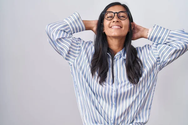 Junge Hispanische Frau Mit Brille Die Sich Entspannt Und Dehnt — Stockfoto