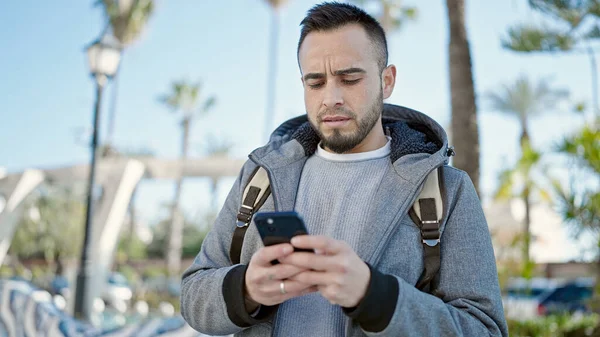 Spanyol Adam Parkta Akıllı Telefon Kullanıyor — Stok fotoğraf