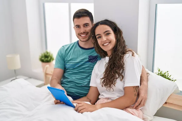 Junges Hispanisches Paar Sitzt Mit Touchpad Auf Bett Schlafzimmer — Stockfoto