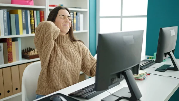 在大学课堂上 年轻美丽的惊慌失措的女学生使用电脑压力很大 — 图库照片
