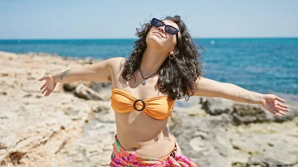 Genç Güzel Spanyol Kadın Turist Kumsalda Dans Ederken Gülümsüyor — Stok fotoğraf
