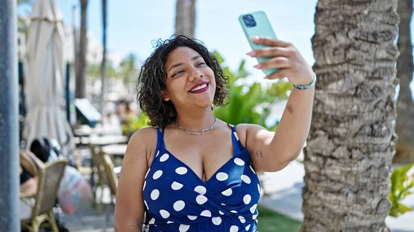 Mladý Krásný Latinsky Žena Usměvavý Sebevědomý Dělat Selfie Smartphonu Kavárně — Stock fotografie