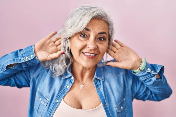 Middle Age Woman Grey Hair Standing Pink Background Trying Hear — Stockfoto