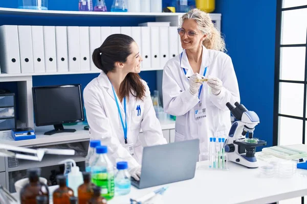 Duas Mulheres Cientistas Usando Laptop Escrita Tubo Teste Urina Laboratório — Fotografia de Stock