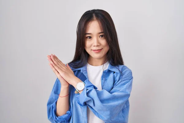Young Chinese Woman Standing White Background Clapping Applauding Happy Joyful — Stock Photo, Image