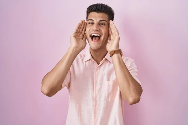 Mladý Hispánec Stojící Nad Růžovým Pozadím Vesele Usmívající Vykukuje Boo — Stock fotografie