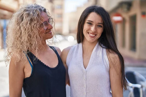 Mutter Und Tochter Umarmen Sich Auf Der Straße — Stockfoto