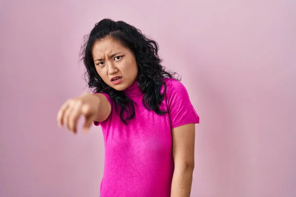 Young Asian Woman Standing Pink Background Pointing Displeased Frustrated Camera — Photo