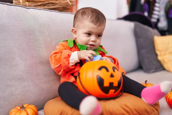 Rozkošné Hispánské Dítě Halloween Party Nosí Dýňový Kostým Doma — Stock fotografie