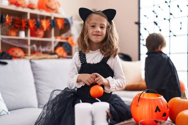 Schattige Jongen Meisje Hebben Halloween Feest Glimlachen Zelfverzekerd Thuis — Stockfoto