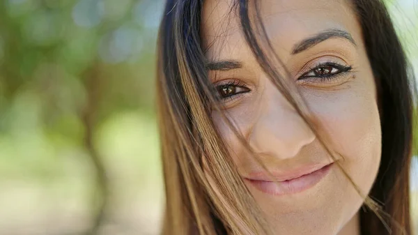 中东女人在公园里充满自信地微笑 — 图库照片