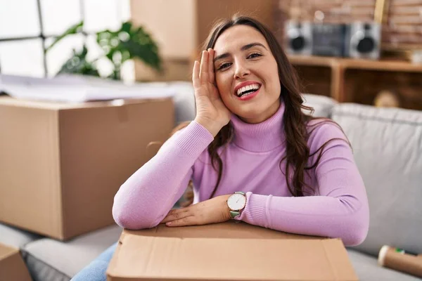 Young Hispanic Woman Smiling Confident Leaning Package New House — Stockfoto