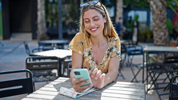 Young Blonde Woman Smiling Confident Using Smartphone Coffee Shop Terrace — Φωτογραφία Αρχείου