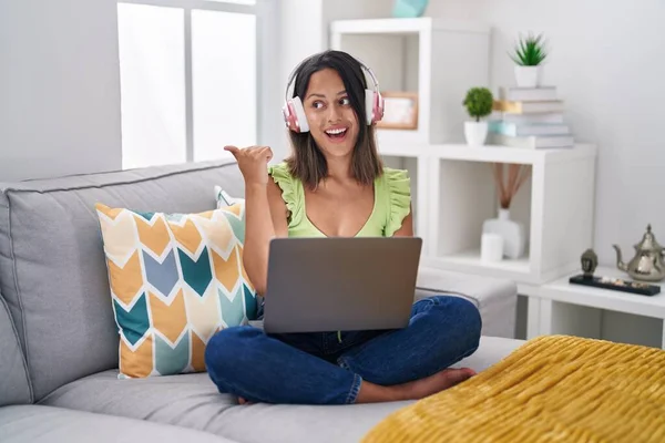 Latino Nuori Nainen Käyttää Kannettavaa Tietokonetta Kotona Hymyillen Onnellinen Kasvot — kuvapankkivalokuva