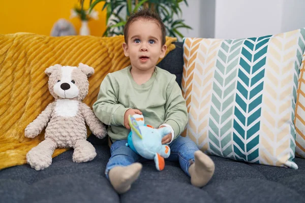 Liebenswerter Hispanischer Junge Sitzt Auf Sofa Und Spielt Hause Mit — Stockfoto