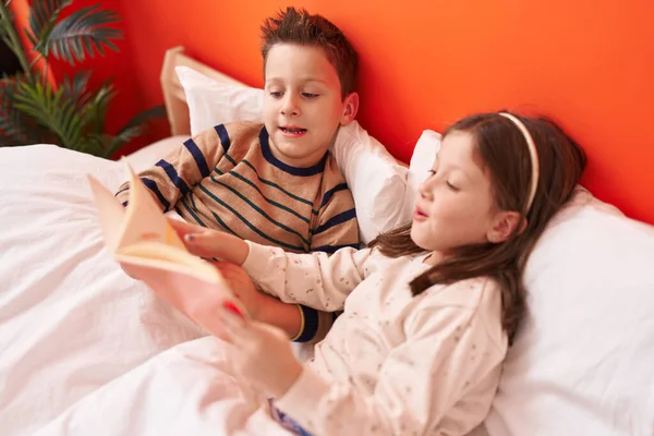 Чарівний Хлопчик Дівчинка Читають Книгу Сидячи Ліжку Спальні — стокове фото