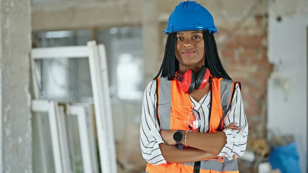 Afrykańska Amerykańska Budowniczka Uśmiechająca Się Pewna Siebie Stojąca Rękami Skrzyżowanymi — Zdjęcie stockowe