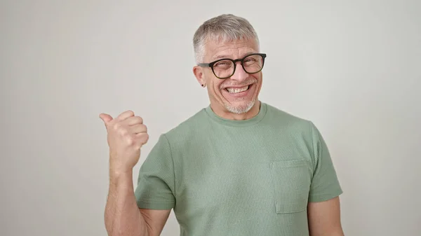 Středního Věku Šedovlasý Muž Nosí Brýle Ukazuje Prstem Stranu Přes — Stock fotografie
