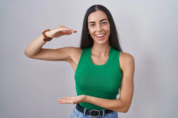 Young Woman Standing Isolated Background Gesturing Hands Showing Big Large — ストック写真