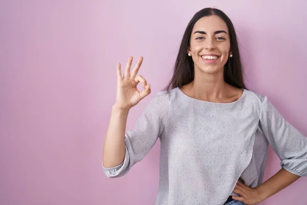Jonge Brunette Vrouw Staan Roze Achtergrond Lachend Positief Doen Teken — Stockfoto