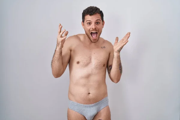 Ung Latinamerikansk Man Står Tröjlös Klädd Underkläder Firar Galen Och — Stockfoto