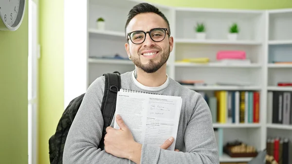Estudante Hispânico Sorrindo Confiante Segurando Lição Casa Universidade Biblioteca — Fotografia de Stock