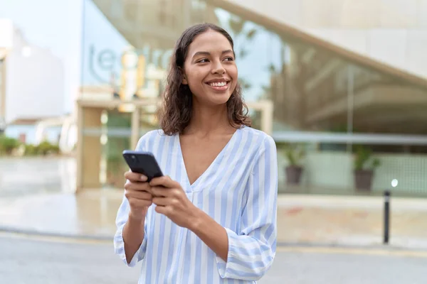 Young African American Woman Smiling Confident Using Smartphone Street — Stok fotoğraf