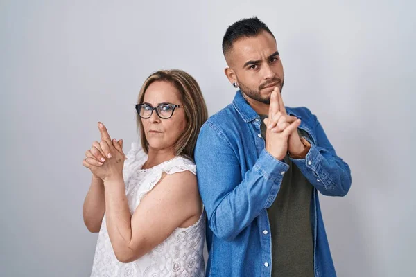Hispanic Mor Och Son Står Tillsammans Håller Symbolisk Pistol Med — Stockfoto