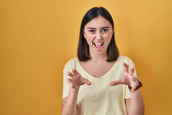 Spaanse Meisje Dragen Casual Shirt Gele Achtergrond Lachen Grappig Doen — Stockfoto