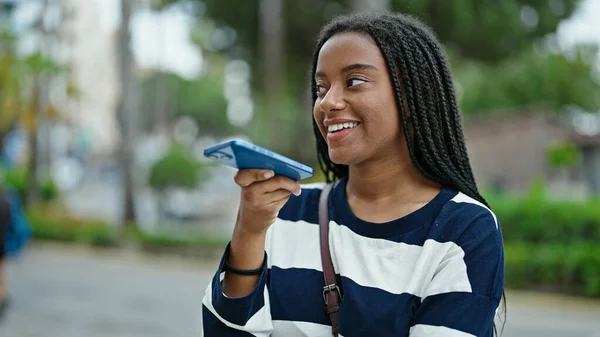 Africano Americano Mulher Enviando Mensagem Voz Com Smartphone Parque — Fotografia de Stock