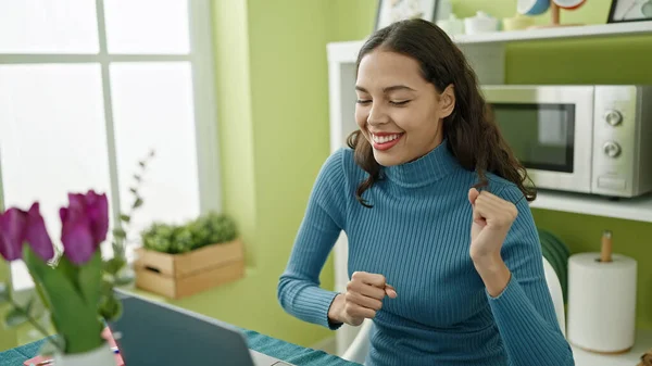 Junge Schöne Hispanische Frau Tanzt Mit Laptop Hause — Stockfoto