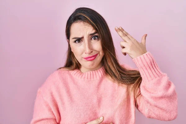 Young Hispanic Woman Standing Pink Background Shooting Killing Oneself Pointing — Stock Photo, Image