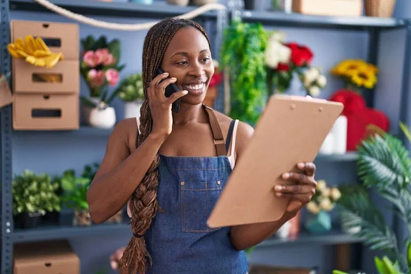 Afrikaans Amerikaanse Vrouw Bloemist Praten Smartphone Lezen Klembord Bij Bloem — Stockfoto