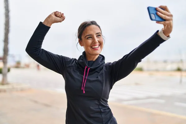 Young Hispanic Woman Doing Strong Gesture Making Selfie Smartphone Street — Stockfoto