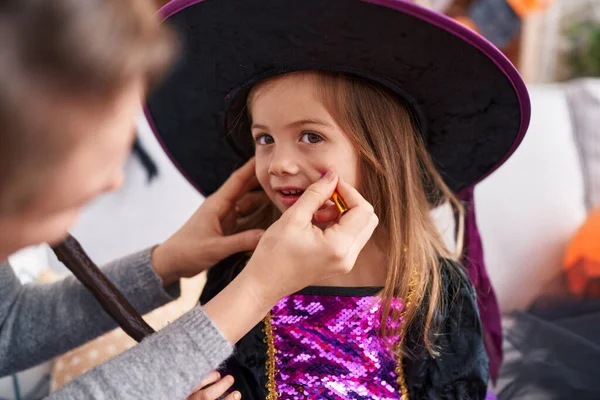 Roztomilé Hispánské Dívka Sobě Čarodějnice Kostým Halloween Make Doma — Stock fotografie