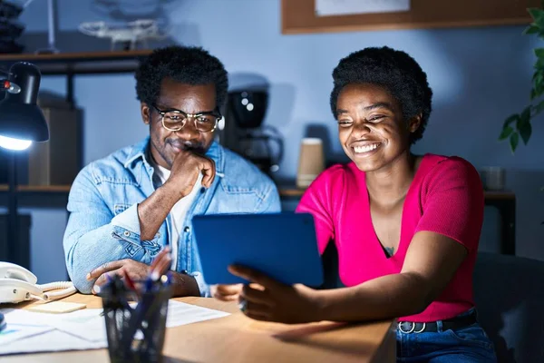 Trabajadoras Negocios Afroamericanas Usando Touchpad Trabajando Oficina — Foto de Stock