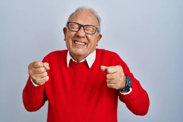 Ein Älterer Mann Mit Grauen Haaren Steht Vor Isoliertem Hintergrund — Stockfoto