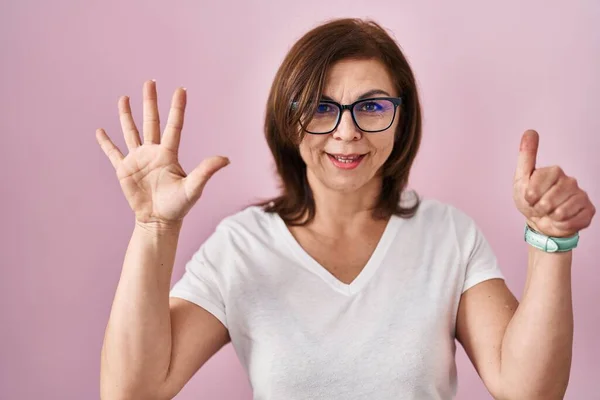 Middle Age Hispanic Woman Standing Pink Background Showing Pointing Fingers — Fotografia de Stock